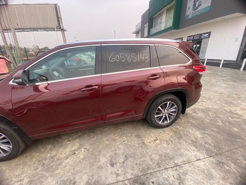 Thumbnail 4 of 2018 Toyota Highlander XLE